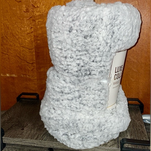 Luxe Collection Sherpa Blanket - Picture 4 of 4